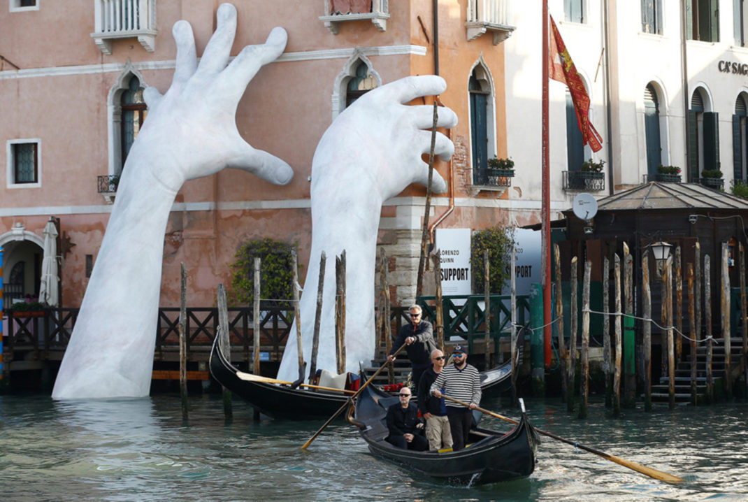Escultura de Lorenzo Quinn en Venecia para denunciar el cambio climático