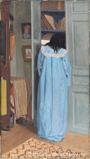 Intérieur, femme en bleu fouillant dans une armoire